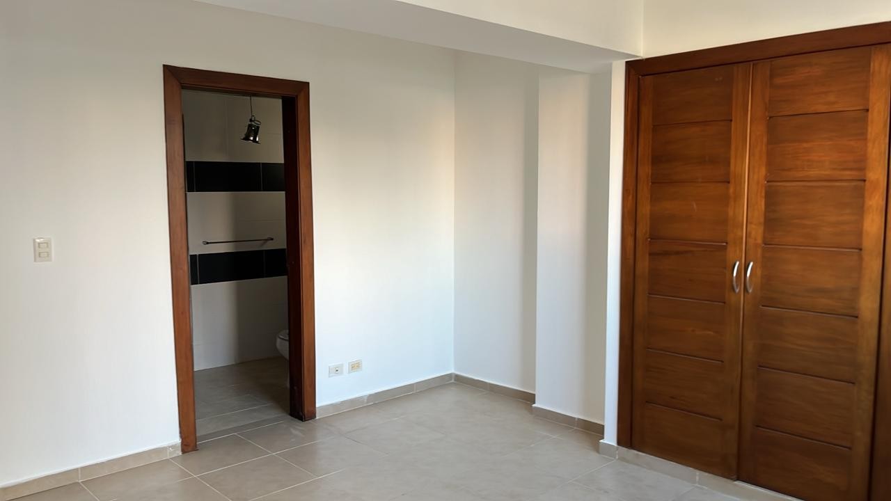apartamentos - Vendo apto en Naco 
189.95 mts
Piso 5
3 Hab, principal w/c 
2 1/2 baños 
RD$13.5 8