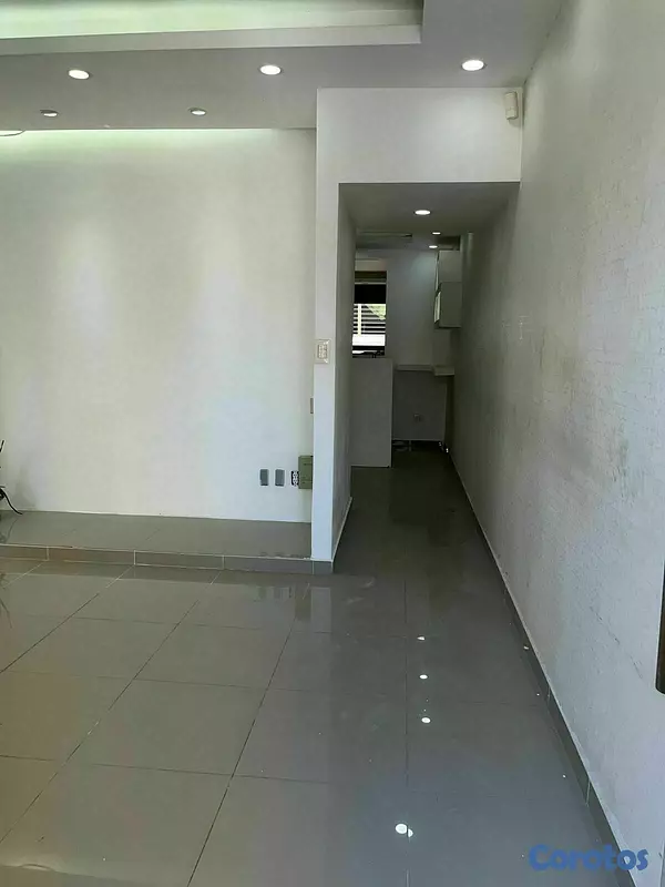 oficinas y locales comerciales - En La Enriquillo AMPLIO local de 240mts 4 parqueos 3