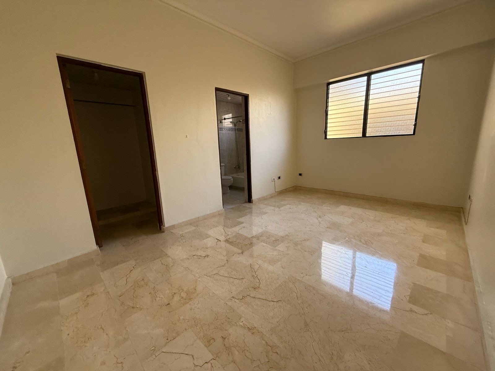 apartamentos - Alquiló Evaristo morales piso 4 tres hab con su ba 9