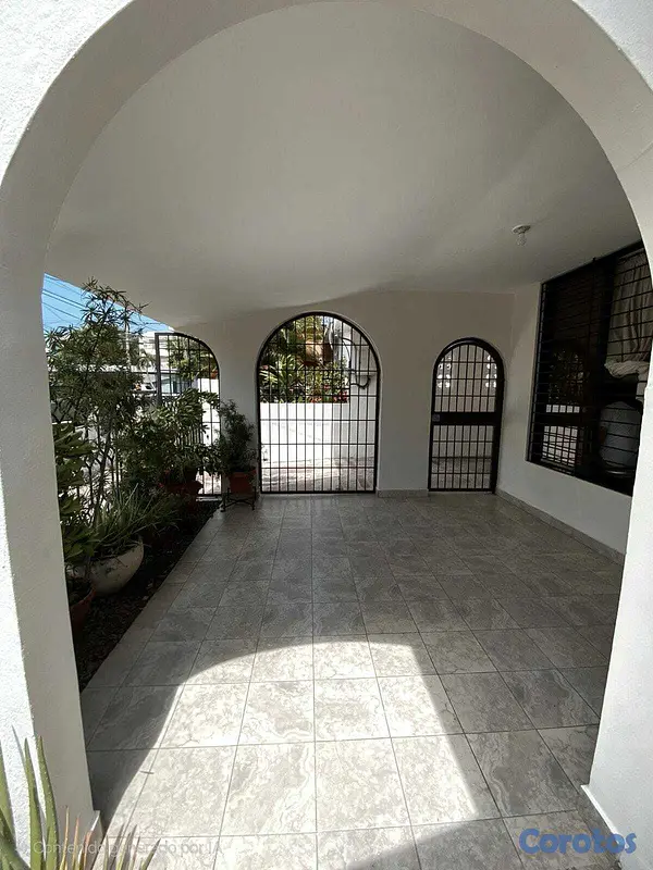 casas - Amplia Casa de 4 Habitaciones con Patio y Terraza  1