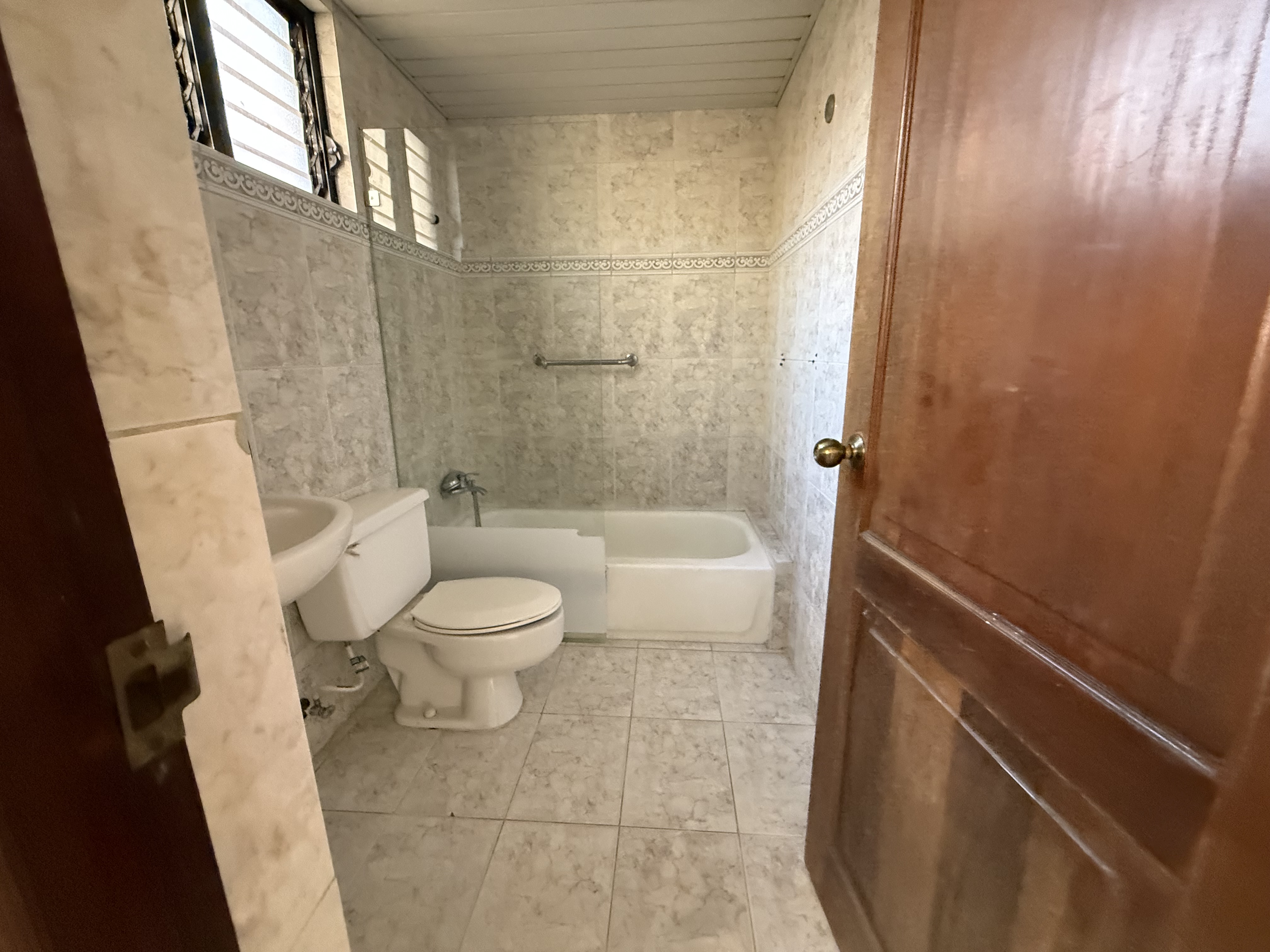 apartamentos - Alquiló Evaristo morales piso 4 tres hab con su ba 7