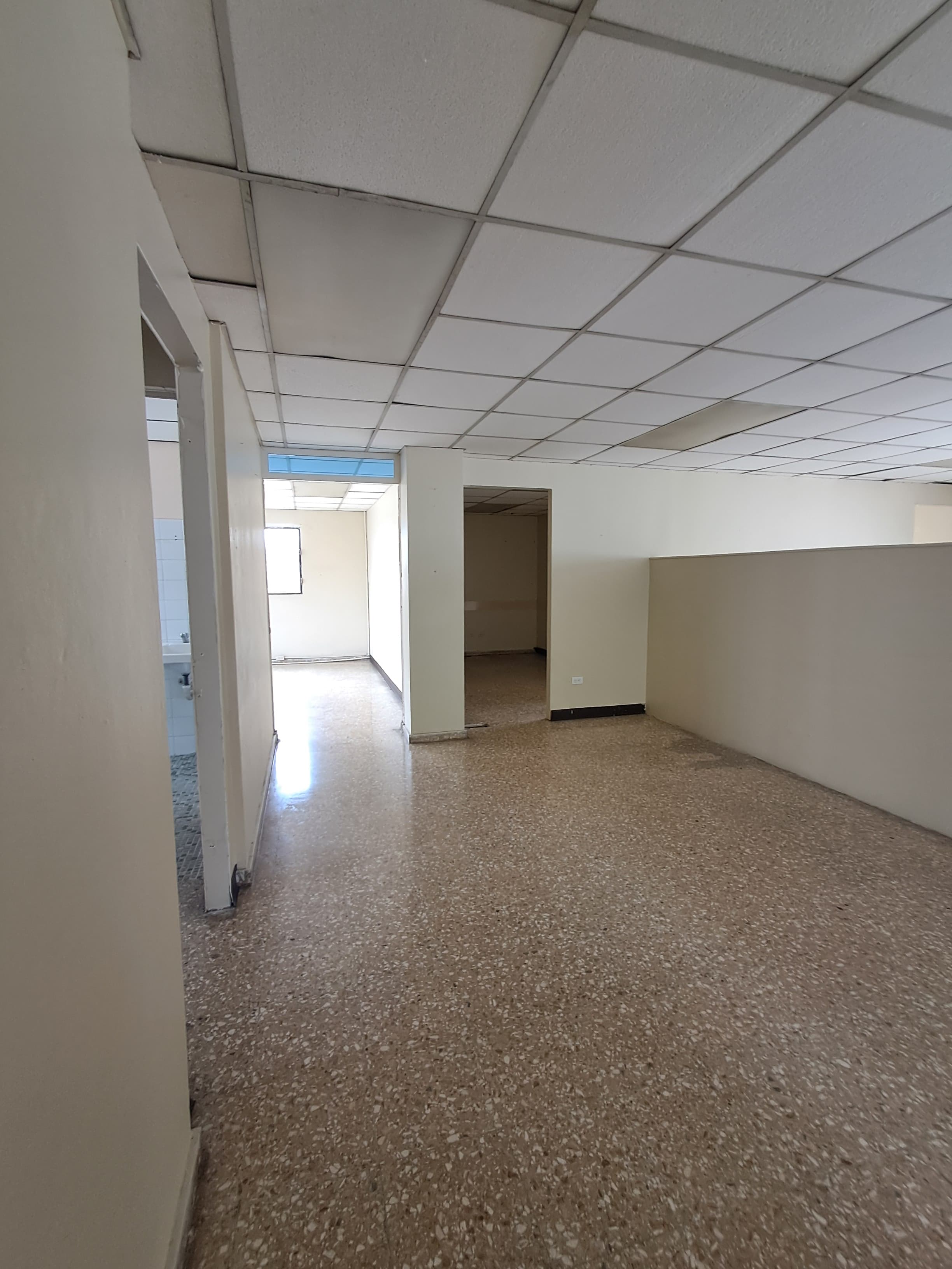 oficinas y locales comerciales - Amplio local para oficinas en Gazcue 1