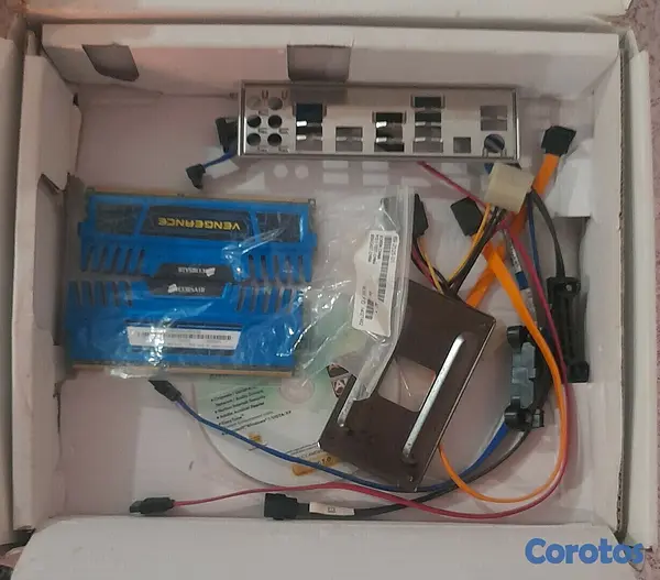 computadoras y laptops - Motheboard (Placa Base) Gigabyte GA-990FXA-UD5 4