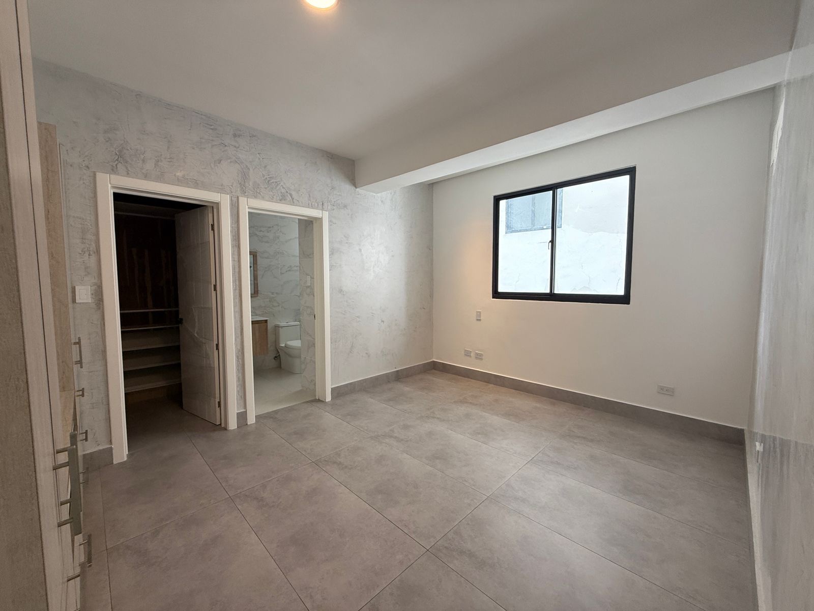 apartamentos - Vendo Evaristo Morales tres hab tres parqueos 3.5  8