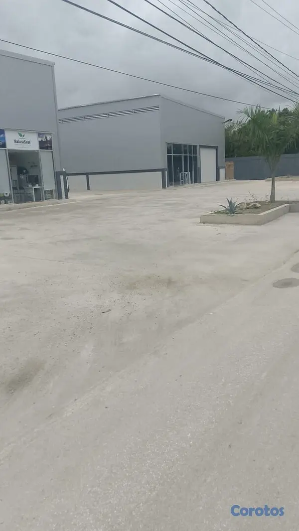 oficinas y locales comerciales - Se Alquila Nave industrial 700mt2 Punta cana  9