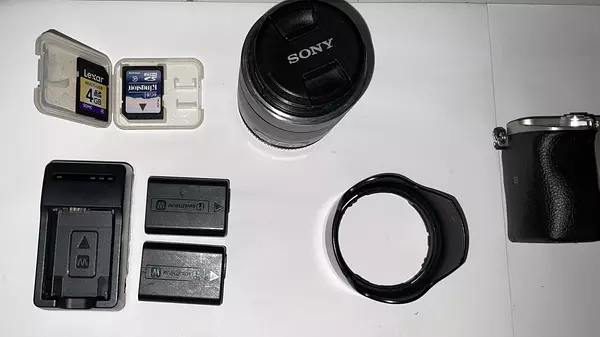 camaras y audio - Vendo sony a6000 con lente y accesorios  4