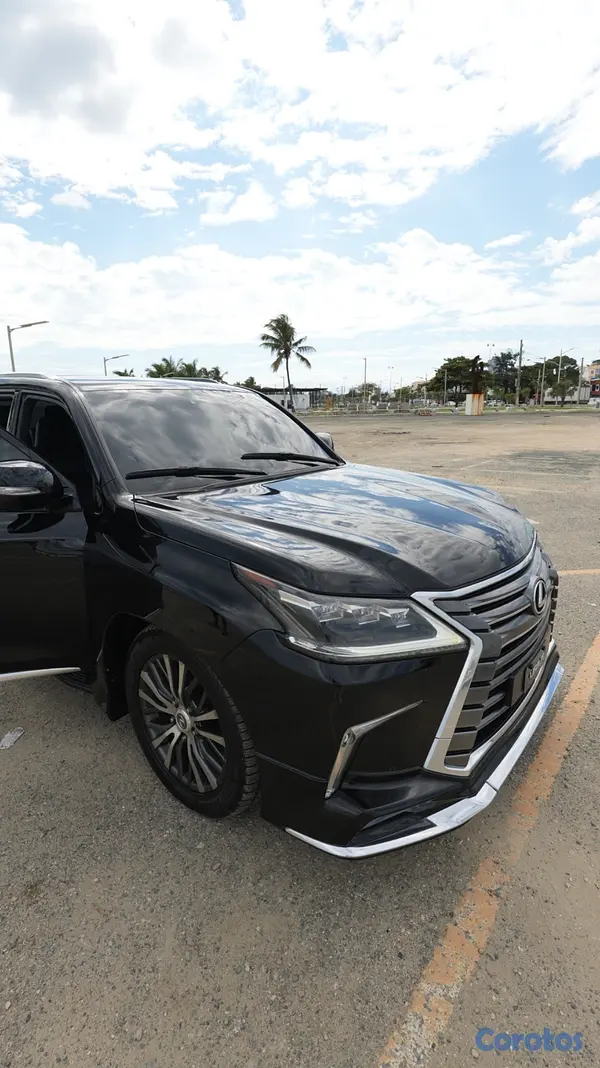 jeepetas y camionetas - Lexus LX 570 2016 135,000km en excelentes condicio 8