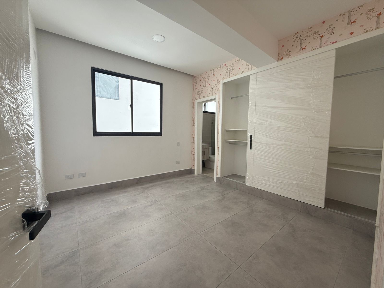 apartamentos - Vendo Evaristo Morales tres hab tres parqueos 3.5  9