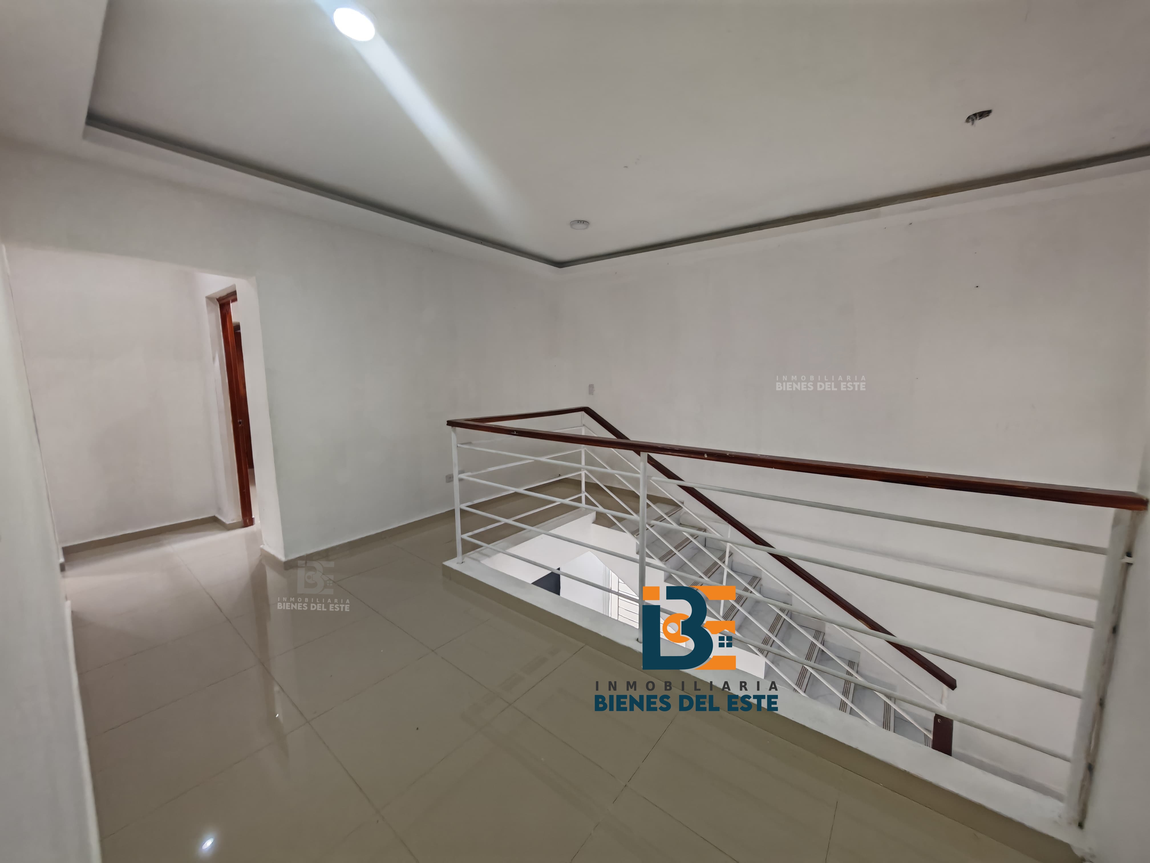 apartamentos - Se Alquila Esta Hermosa Casa de Dos Niveles. 3