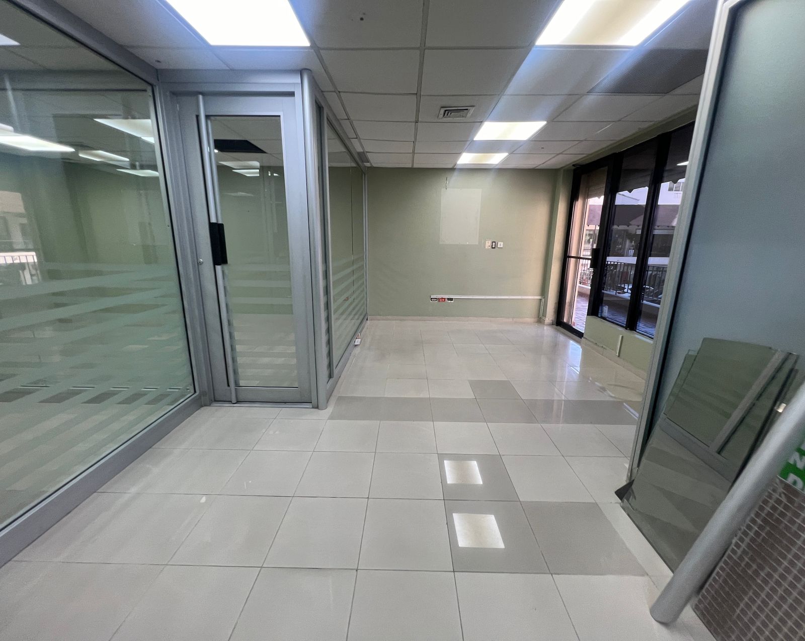 oficinas y locales comerciales - Alquilo Local en Piantini de 127 MTS 0