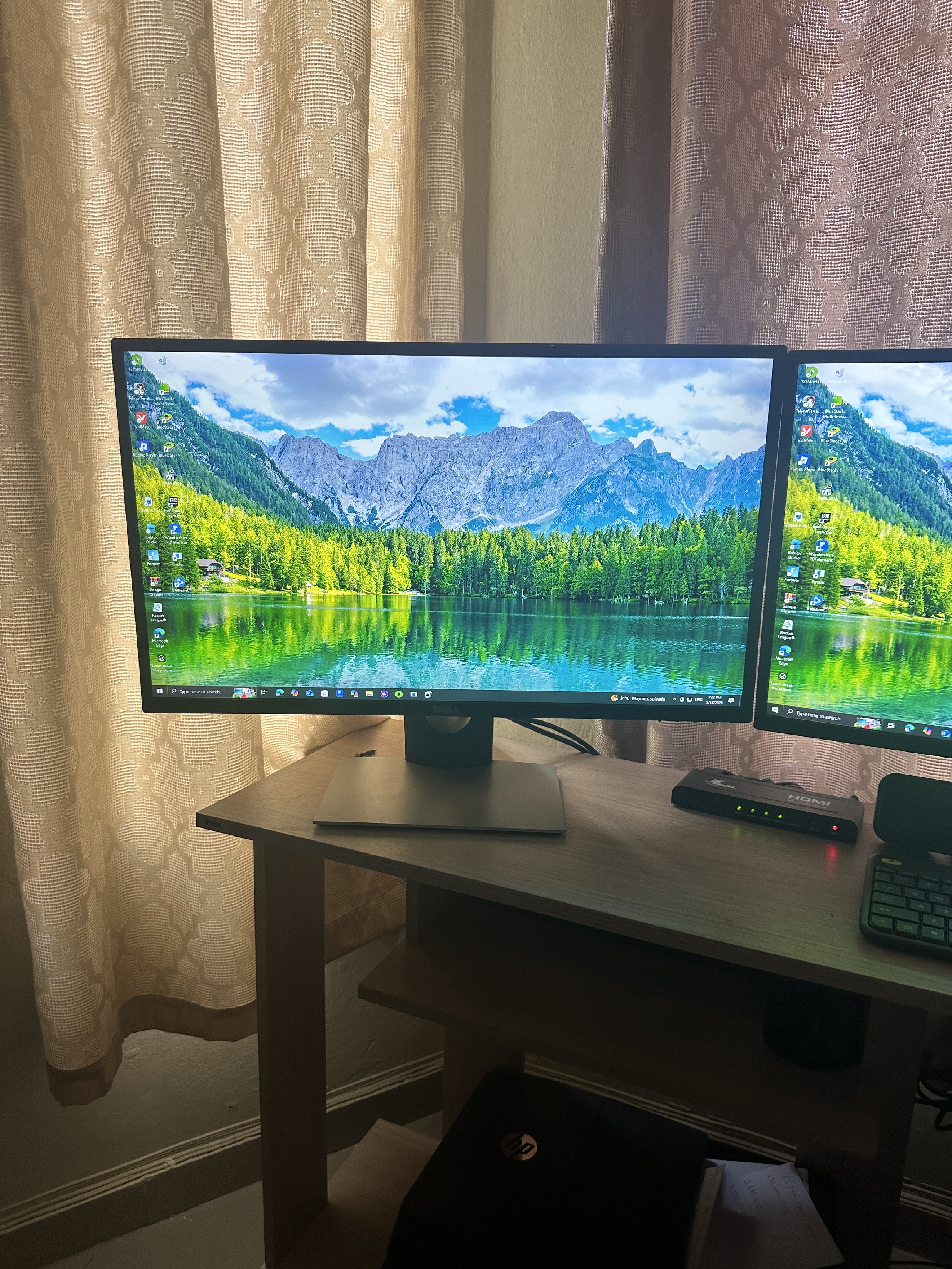 computadoras y laptops - tres pantallas de Dell,con La torre de juegos PC,con ratón de computadora 0