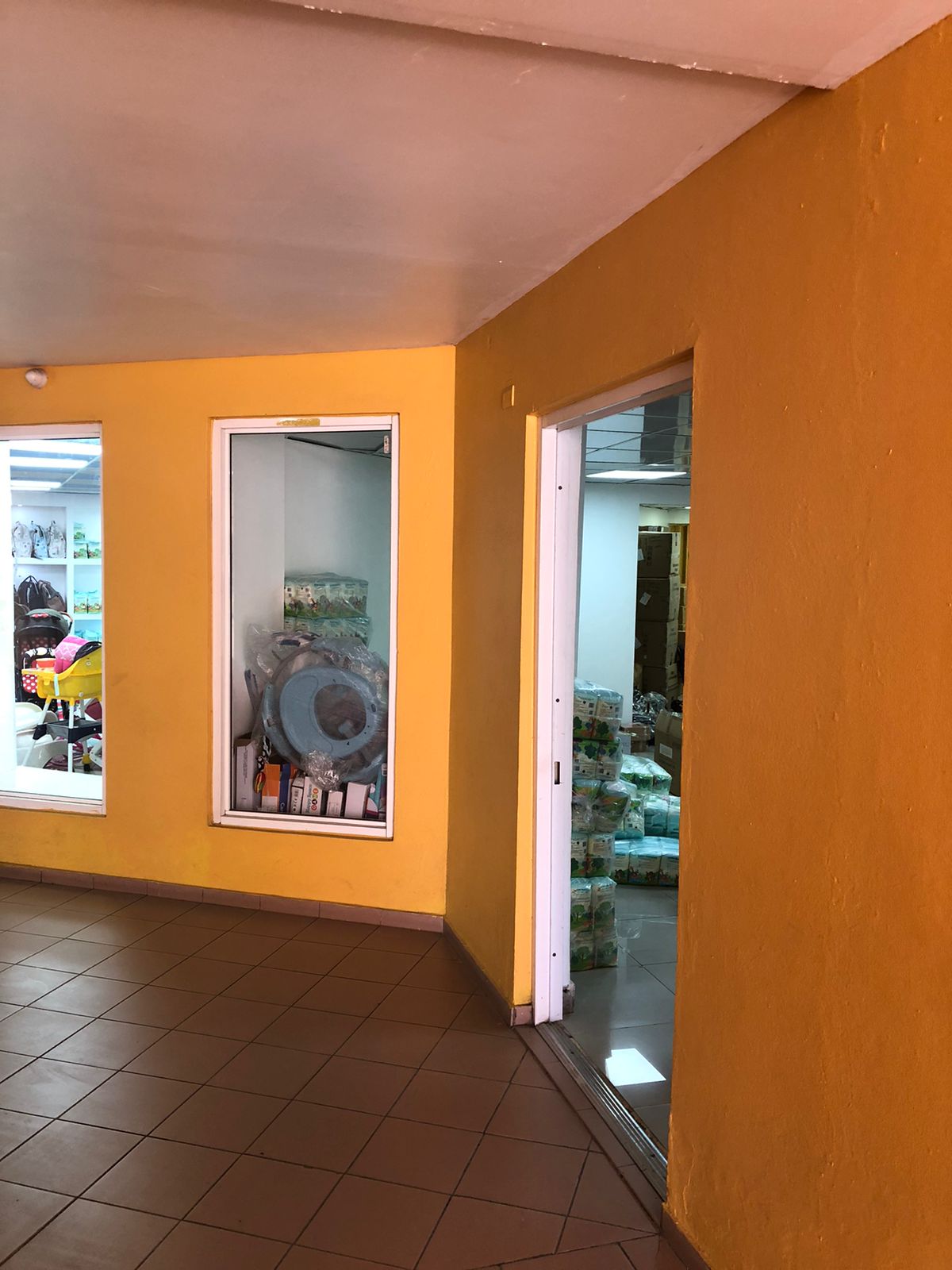 oficinas y locales comerciales - LOCAL COMERCIAL EN VENTA EN UN PRIMER NIVEL. 8