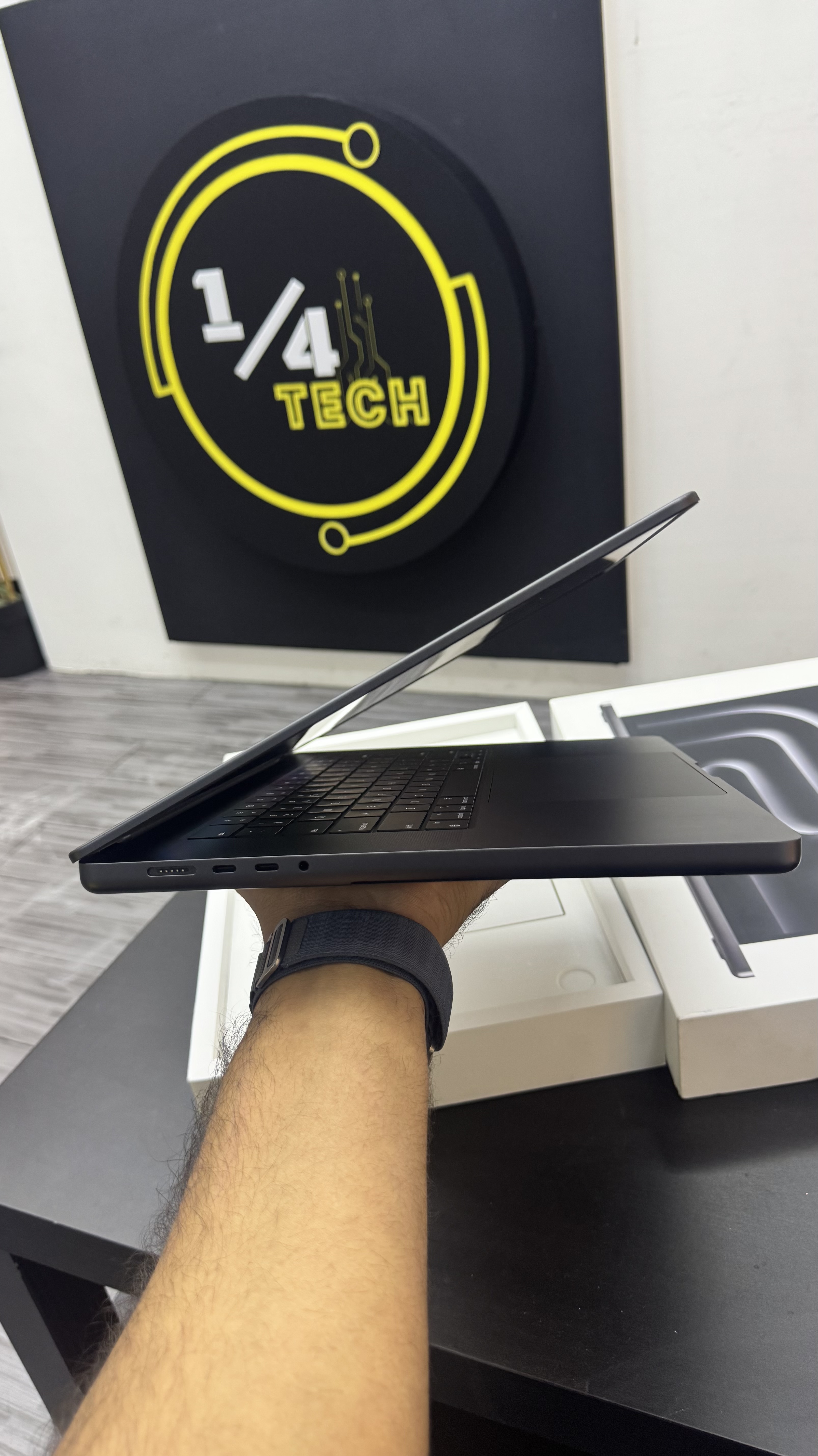 computadoras y laptops - MacBook Pro 16 2023 M3 PRO 512GB/18GB COMO NUEVA 1