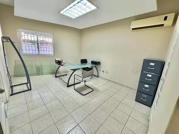 oficinas y locales comerciales - Vendo local Comercial en Zona Universitaria 8