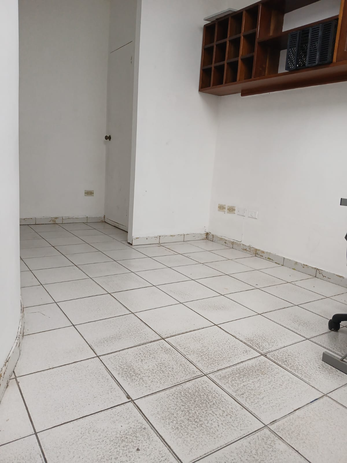 oficinas y locales comerciales - Alquilo Local 53 Mts en Av. Sarasota   4