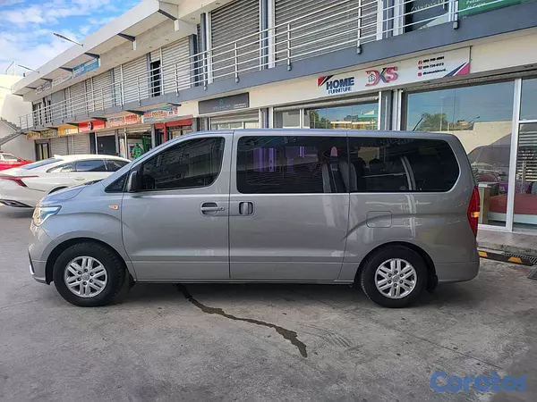 jeepetas y camionetas - HYUNDAI GRAND STAREX 2020 GRIS 8