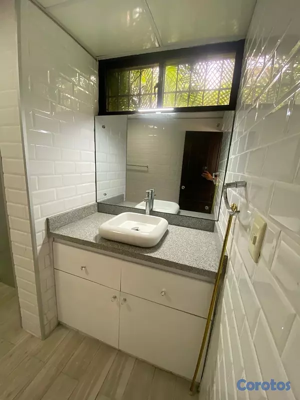 apartamentos - vendo primer nivel en el millón tres habitaciones dos baños parqueo servicio  14