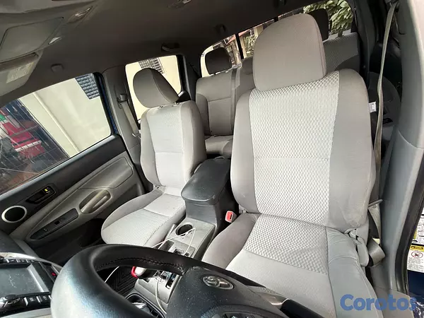 jeepetas y camionetas - se vende Tacoma 2013 7