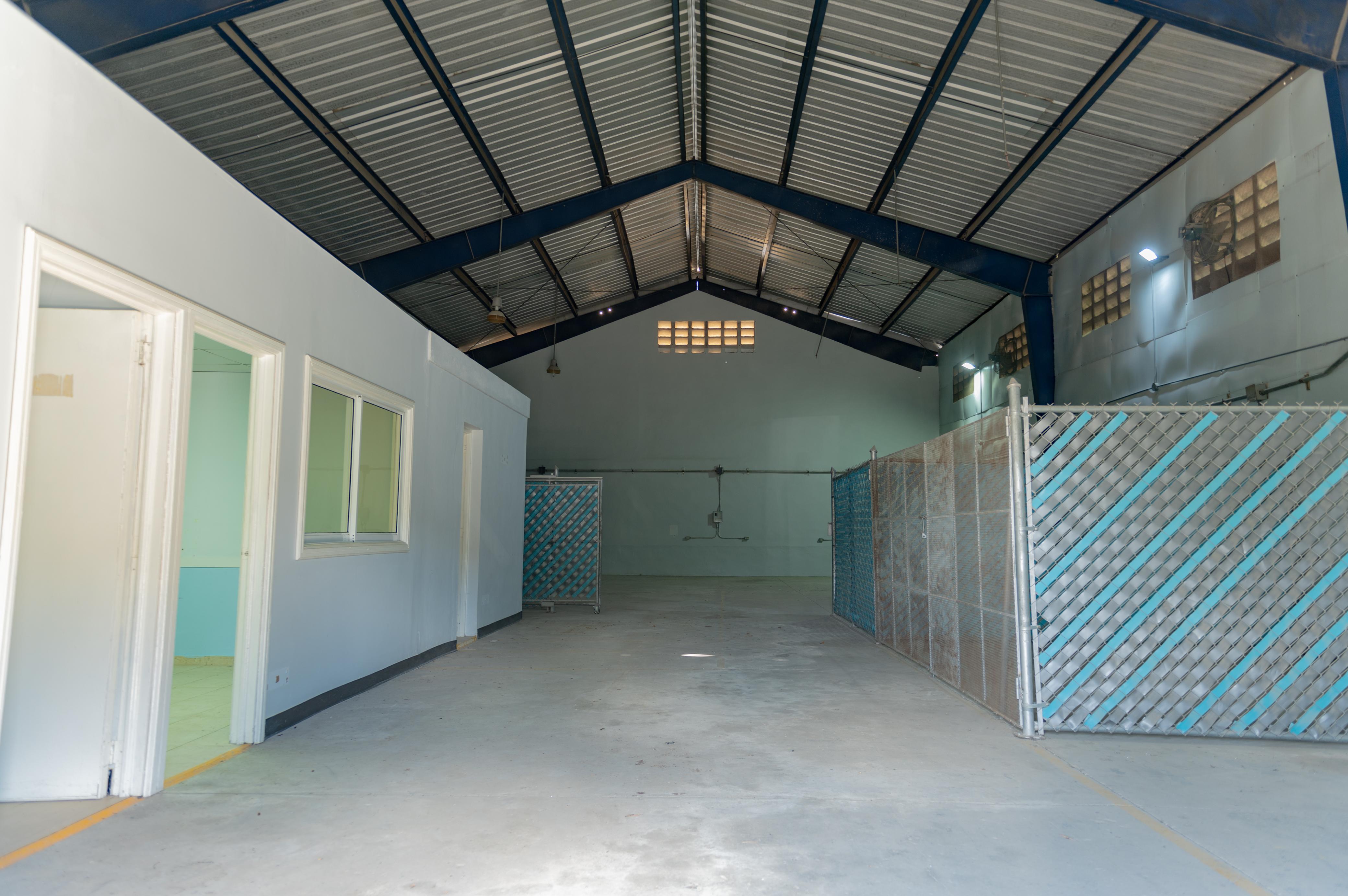oficinas y locales comerciales - Rento nave industrial en km 13 autopista Duarte  5