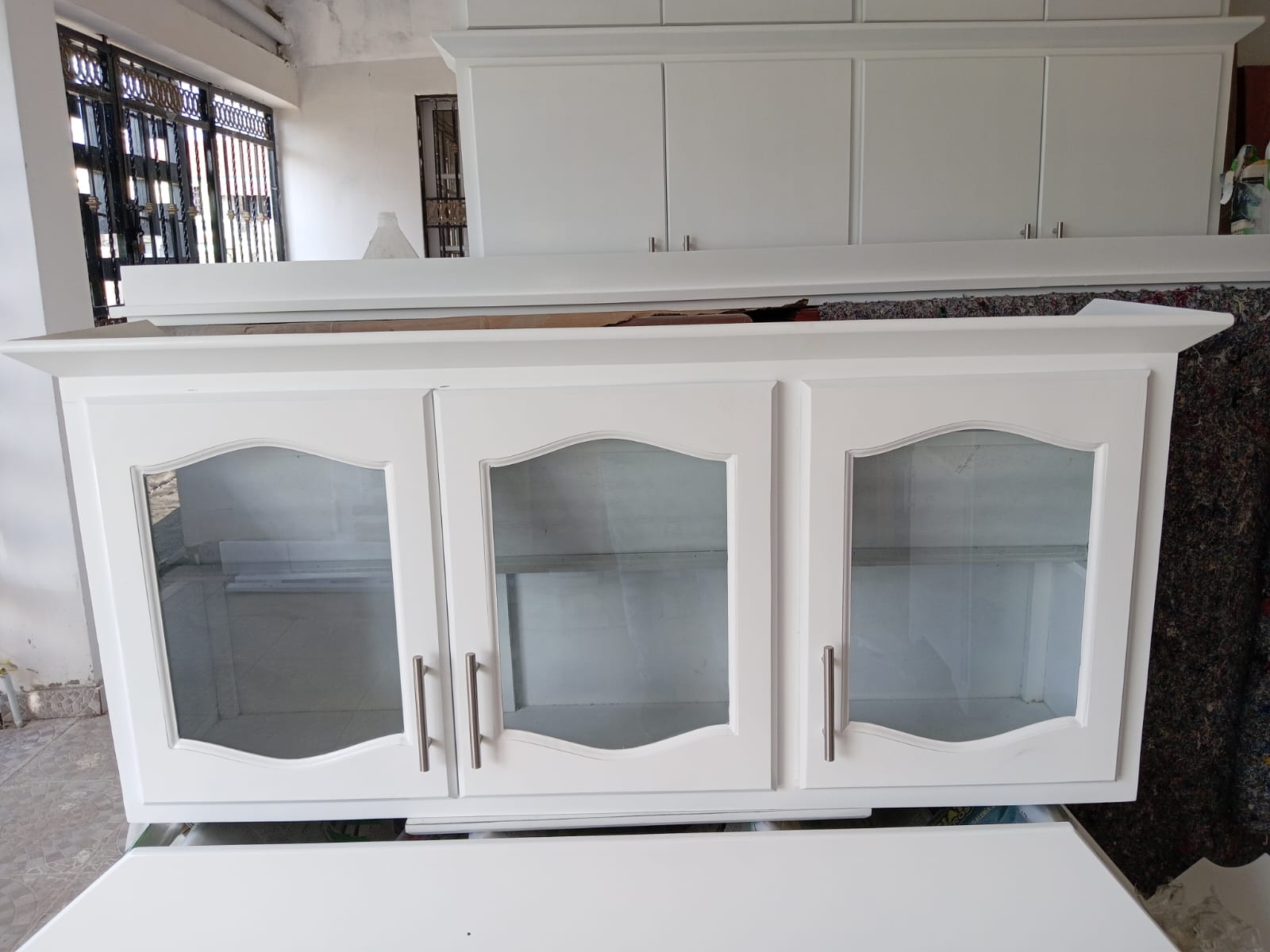 muebles y colchones - Gabinete de tres puertas  0