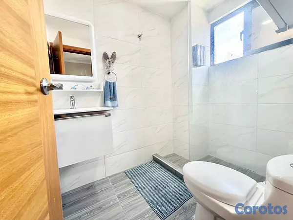 apartamentos - vendo en el millón tres habitaciones con baño balcón dos parqueos paralelos serv 8