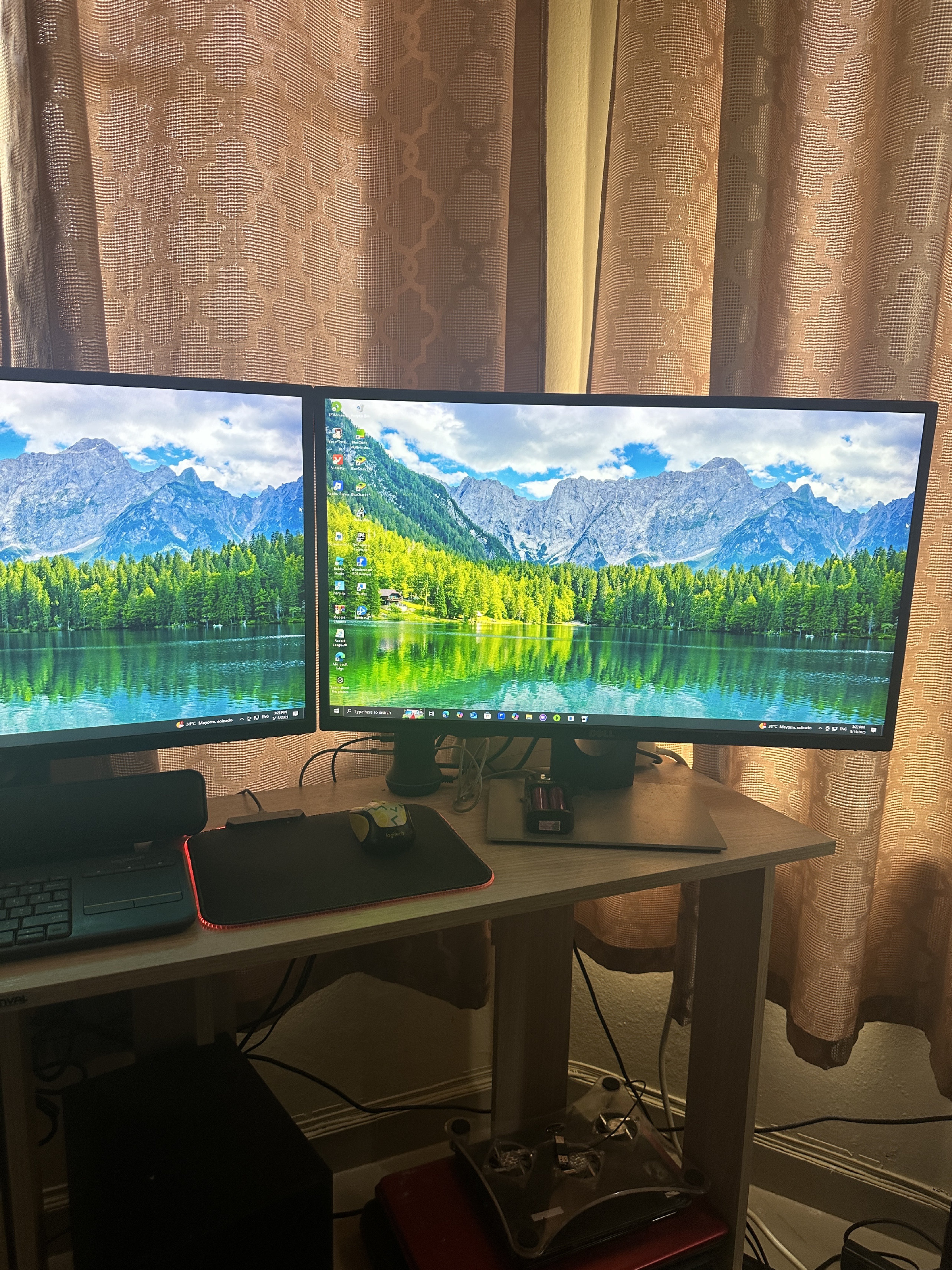computadoras y laptops - tres pantallas de Dell,con La torre de juegos PC,con ratón de computadora 1