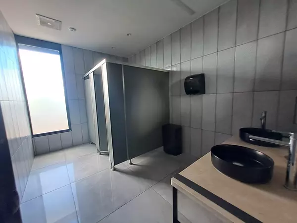 oficinas y locales comerciales - Alquilo Local  4to piso 50 mts en los prados  4