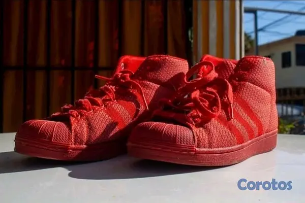 zapatos para hombre - Adidas Triple Red Size 9 US Usados 2