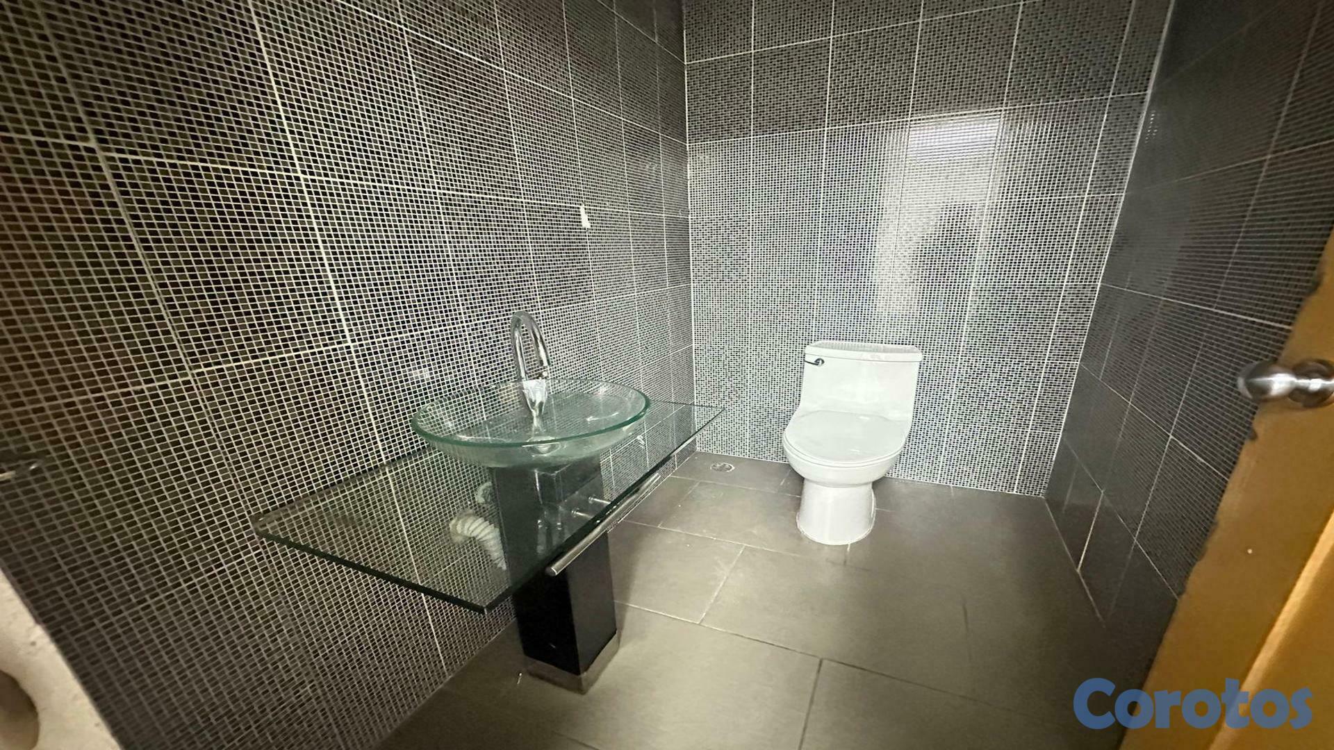 oficinas y locales comerciales - Local amplio para Oficina en Primer Piso en los Restauradores 10