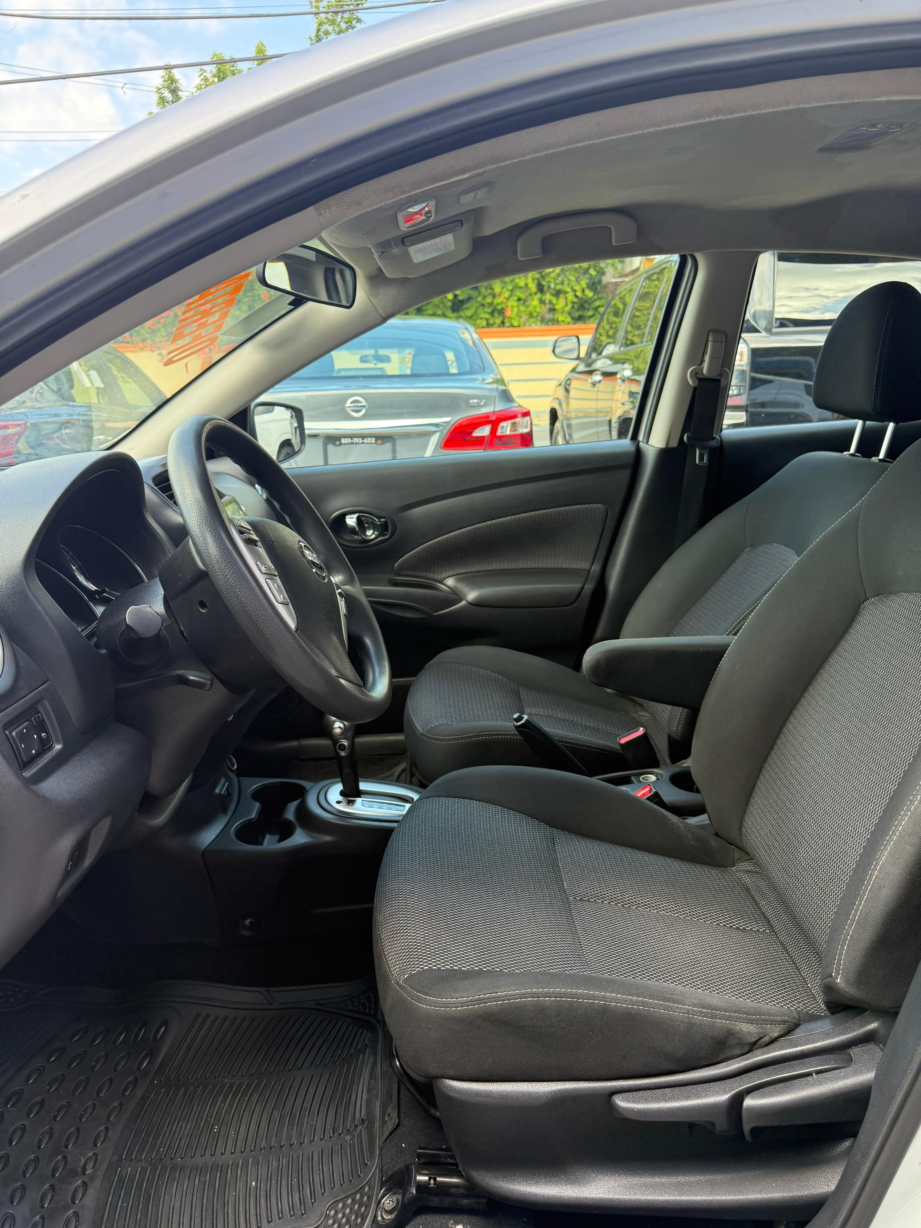 carros - nissan versa sv 5
