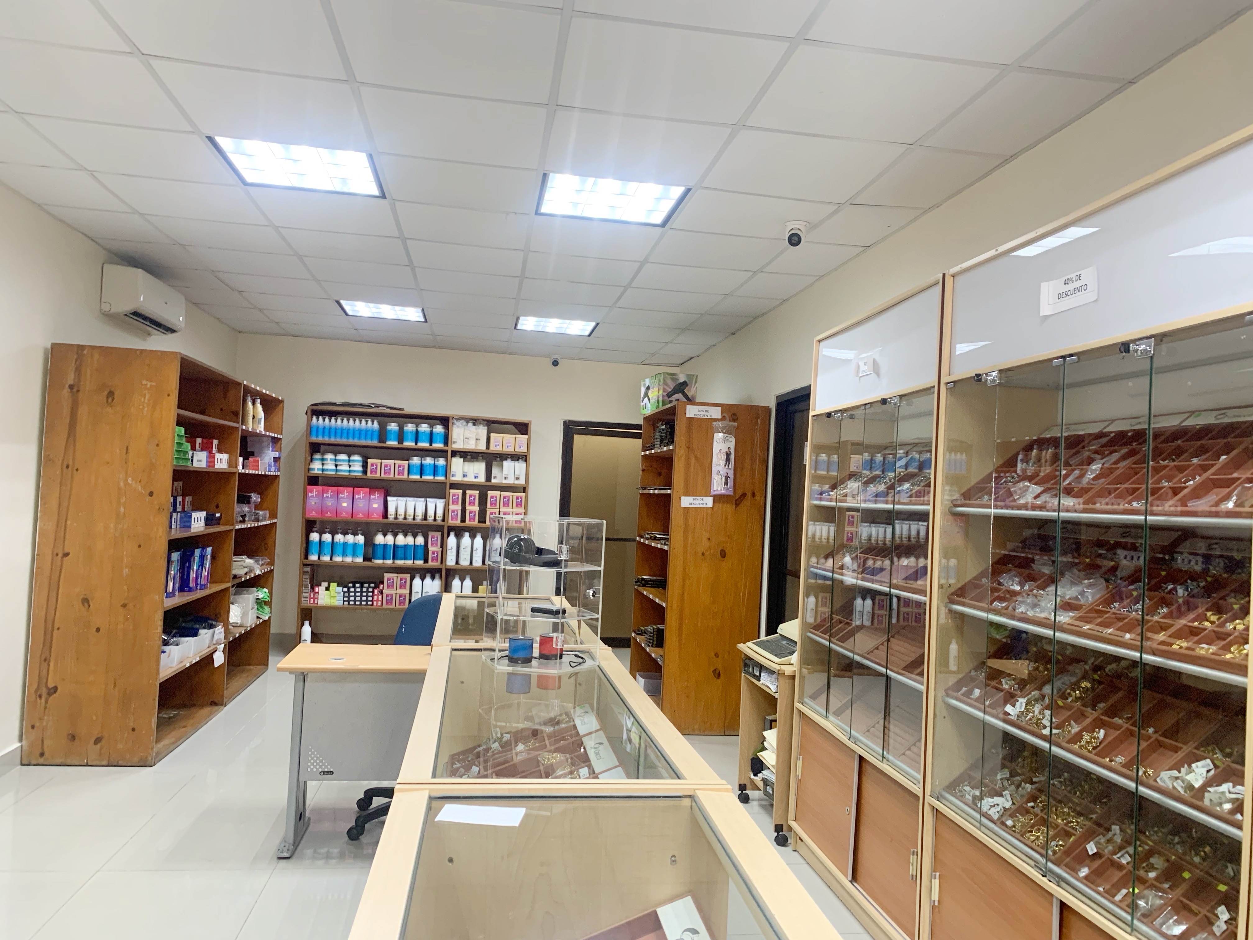 oficinas y locales comerciales - Local con nave en Gazcue 4