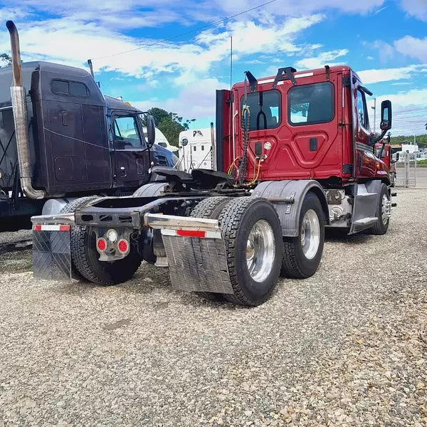 camiones y vehiculos pesados - Freightliner Cascadia 125 año 2016 3
