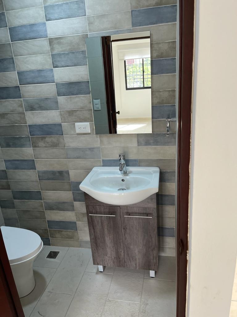 apartamentos - Vendo en Piantini
Apartamento en 2do nivel 
 5