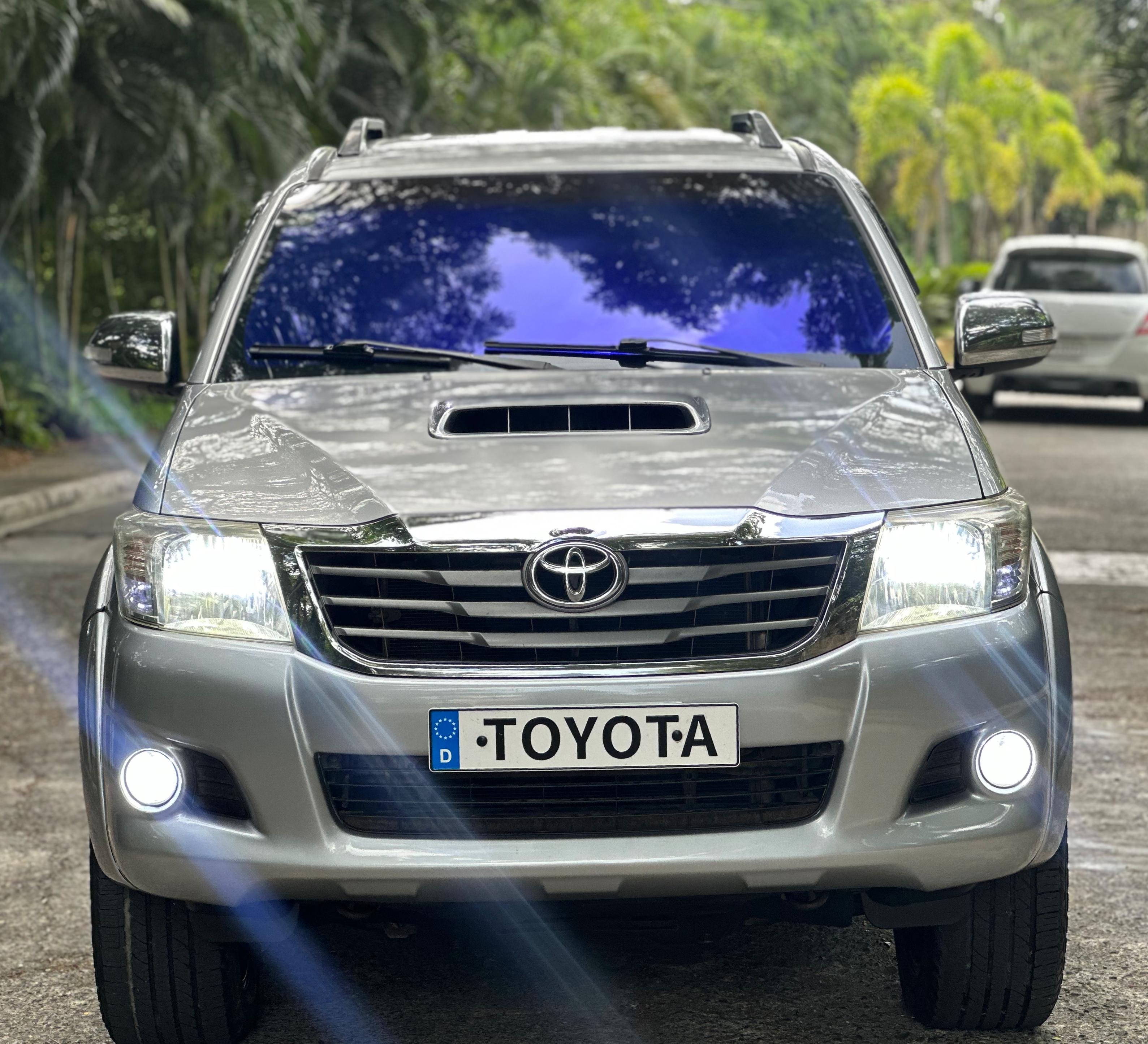 jeepetas y camionetas - Toyota hilux 2015 3