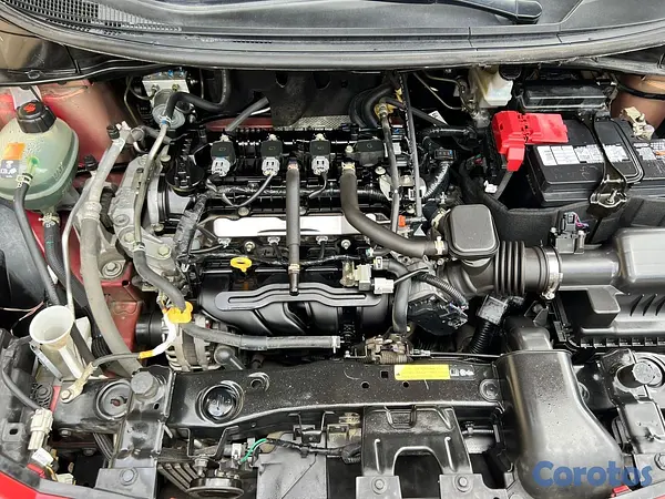 carros - Nissan versa rojo  5