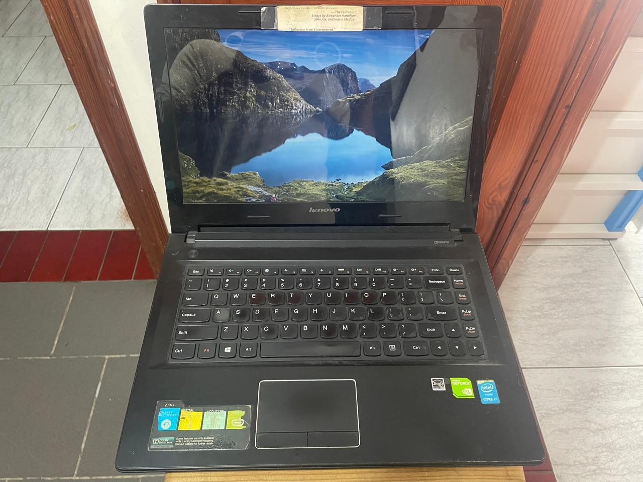computadoras y laptops - Laptop Lenovo Z40-70 en excelentes condiciones