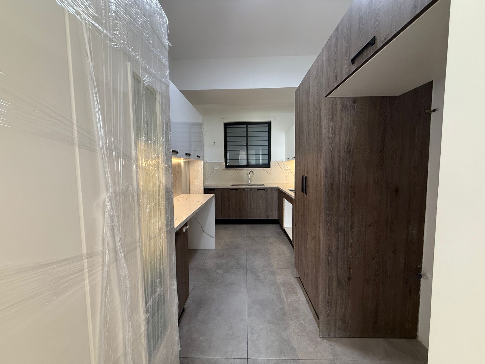 apartamentos - Vendo Evaristo Morales tres hab tres parqueos 3.5  2