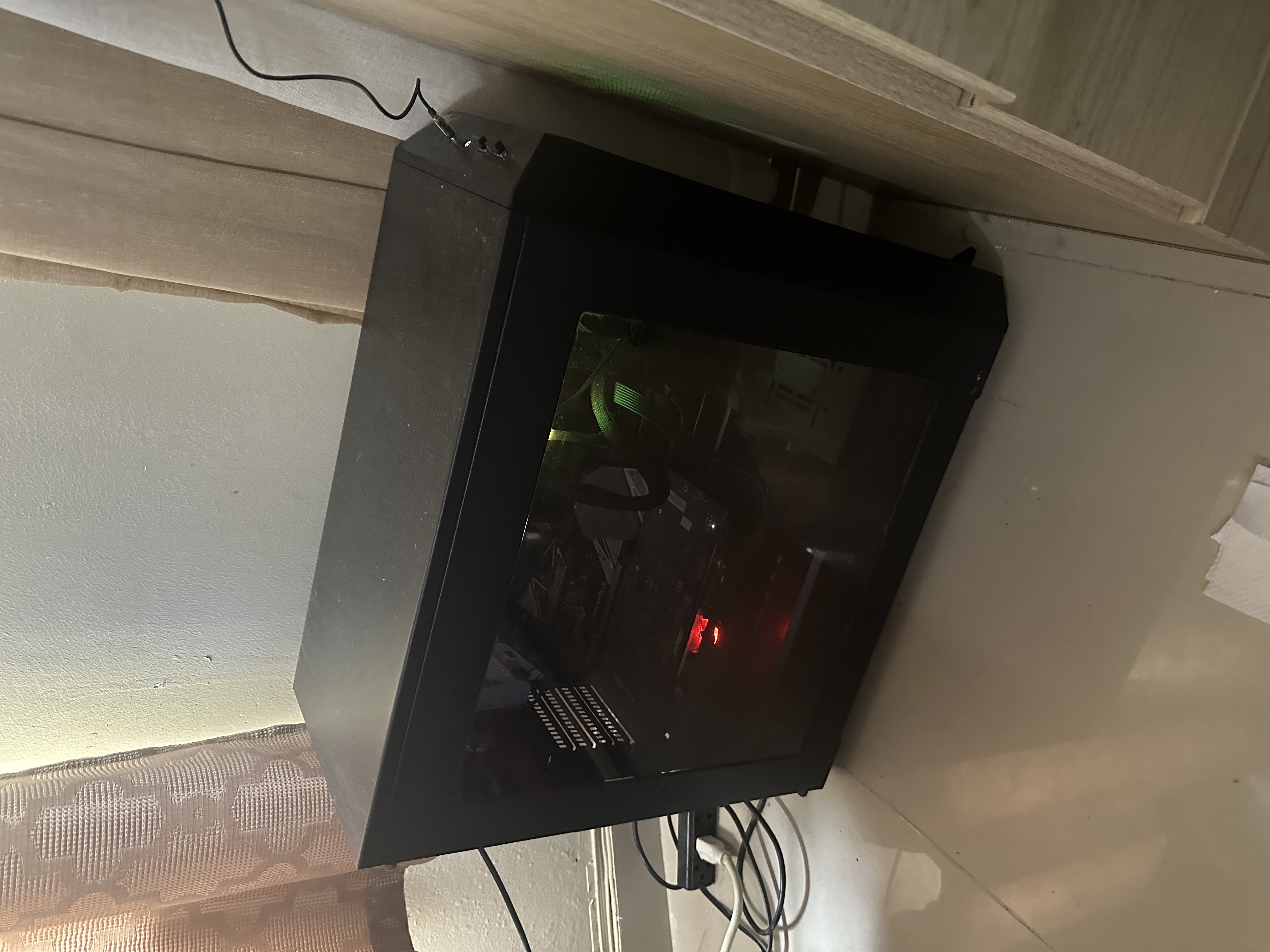computadoras y laptops - tres pantallas de Dell,con La torre de juegos PC,con ratón de computadora 4