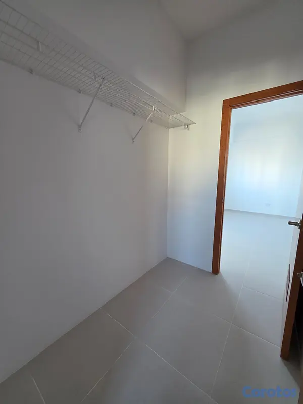 apartamentos - Alquiler apartamento vacio, ubicado en la mejor zo 8