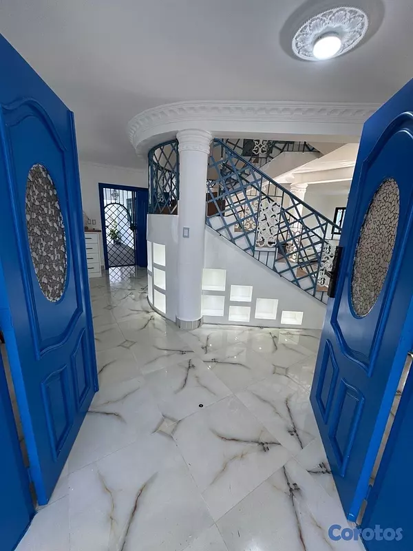 casas - Venta de mansión con 455mts y piscina en vista hermosa Santo Domingo este 10