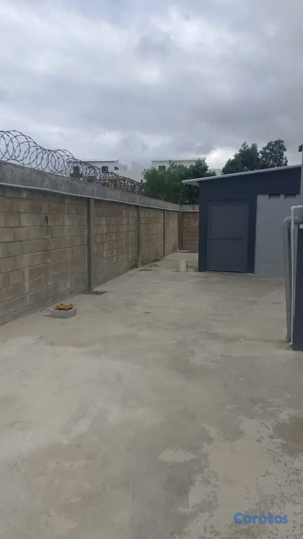 oficinas y locales comerciales - Se Alquila Nave industrial 700mt2 Punta cana  8