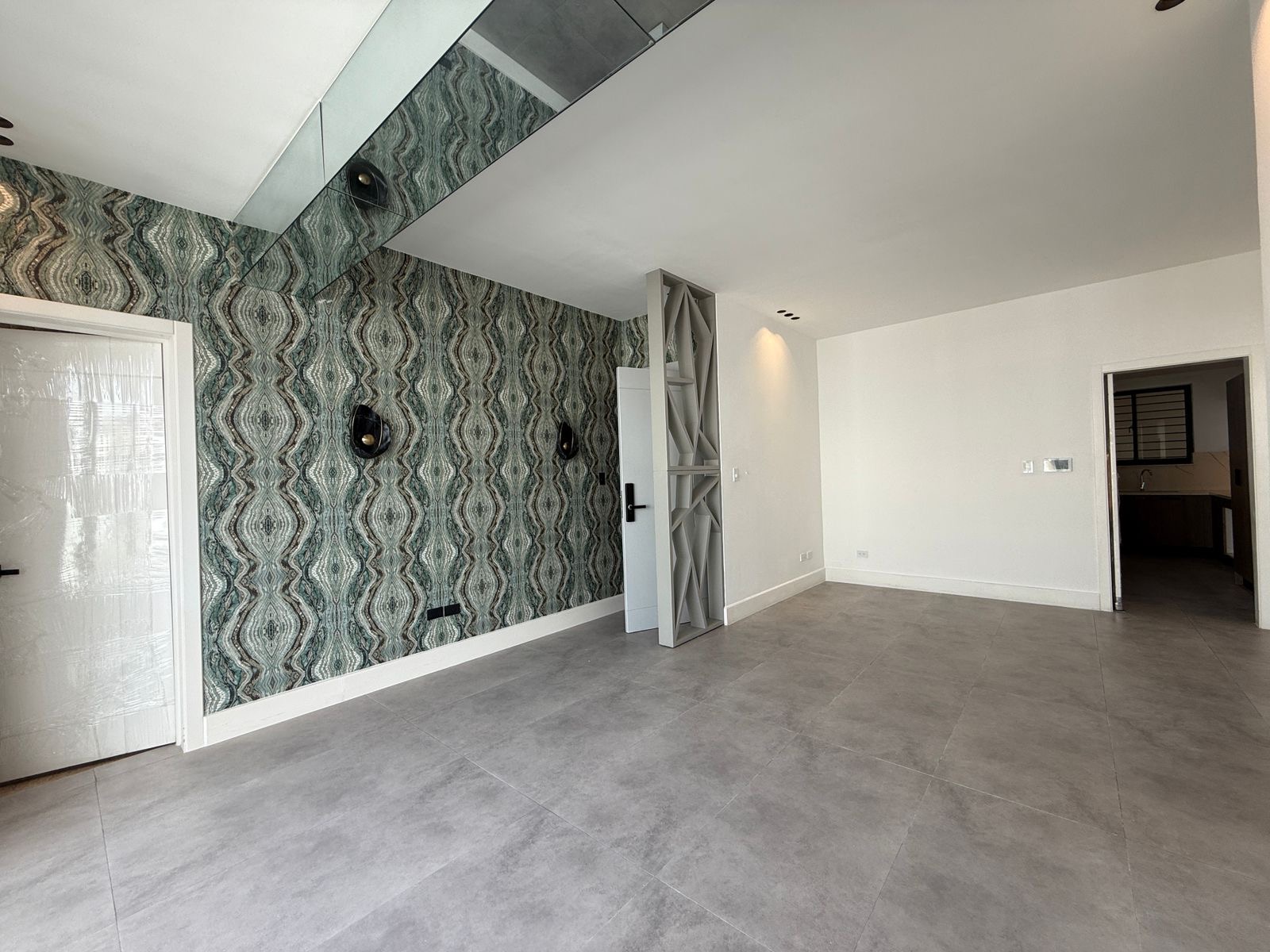 apartamentos - Vendo Evaristo Morales tres hab tres parqueos 3.5  3