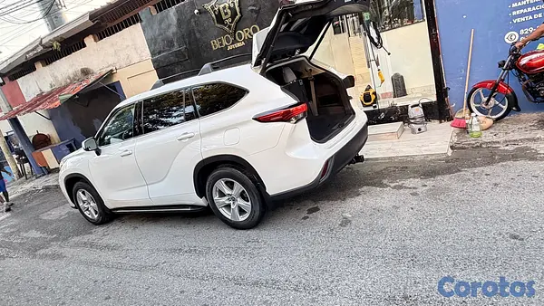 jeepetas y camionetas - Toyota Highlander LE 2022 8