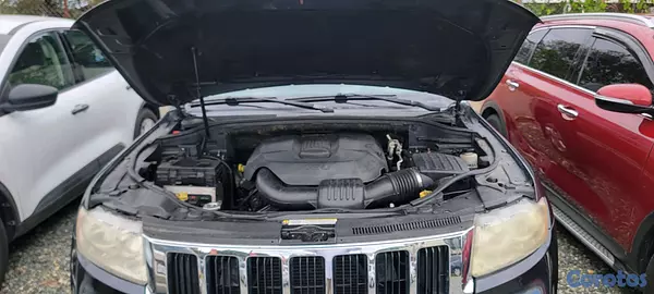 jeepetas y camionetas - JEEP GRAND CHEROKEE LAREDO 2011 8