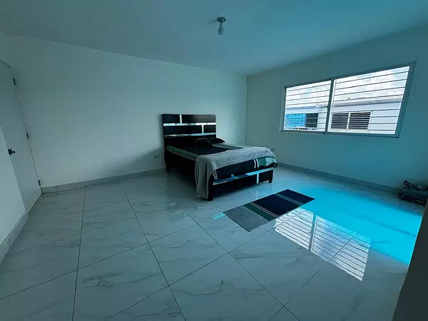 apartamentos - Apartamento 4to. Piso con 4 habitaciones y terraza 2