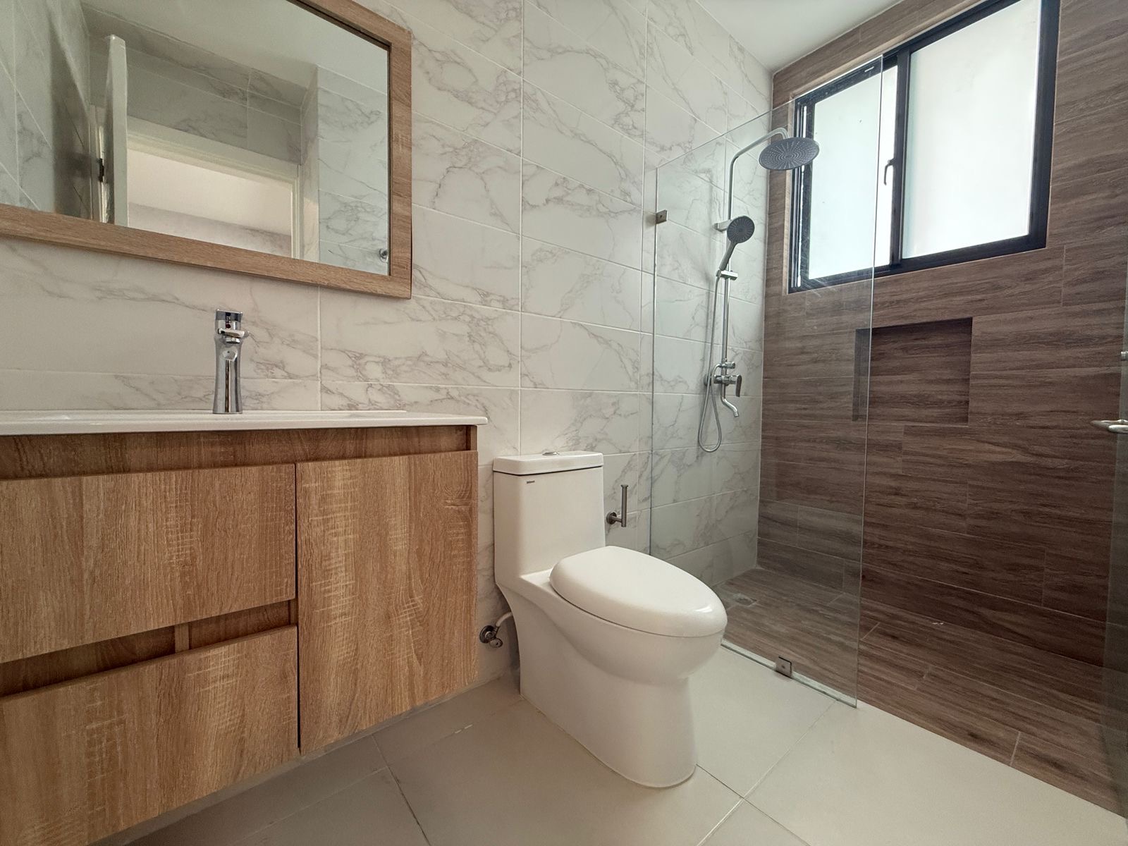apartamentos - Vendo Evaristo Morales tres hab tres parqueos 3.5  4