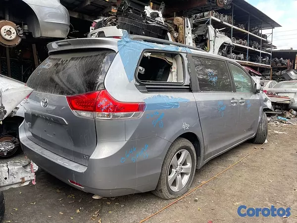 repuestos - Vendo Compuerta trasera Para Toyota sienna 2013 2
