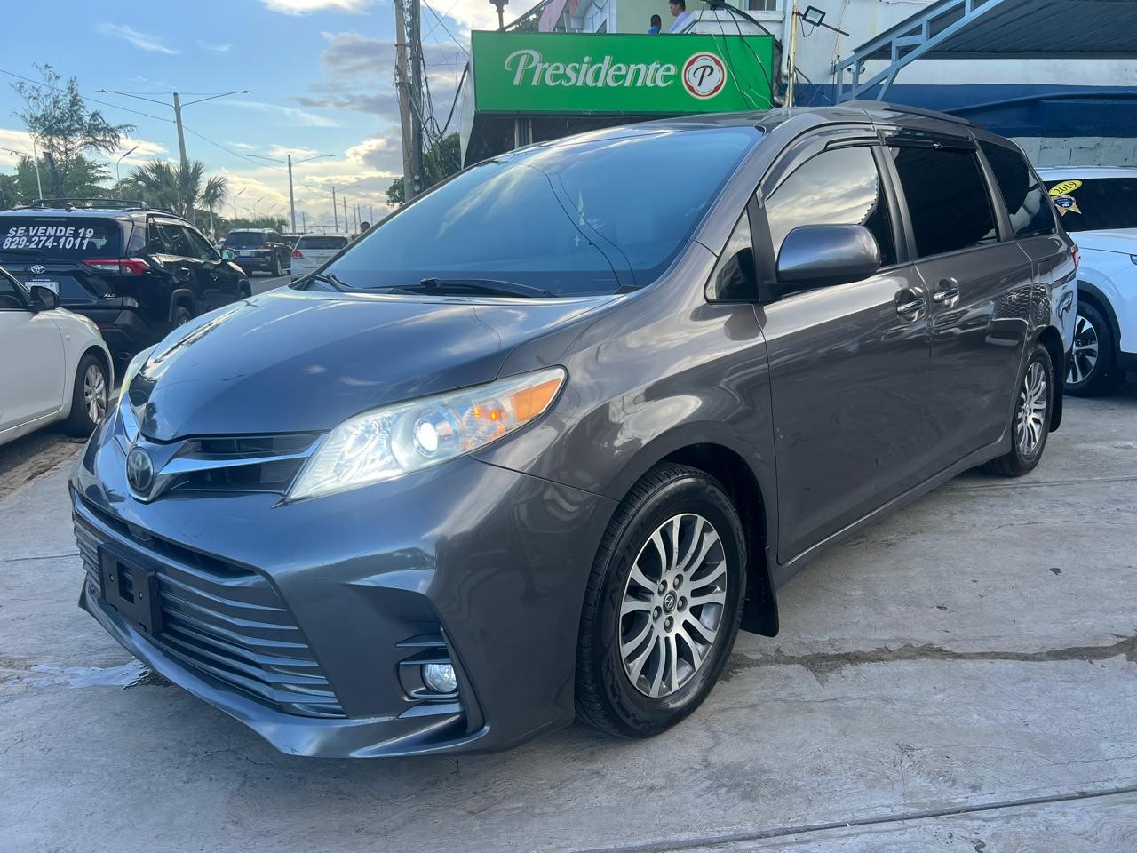 jeepetas y camionetas - Toyota Sienna XLE 2018 0