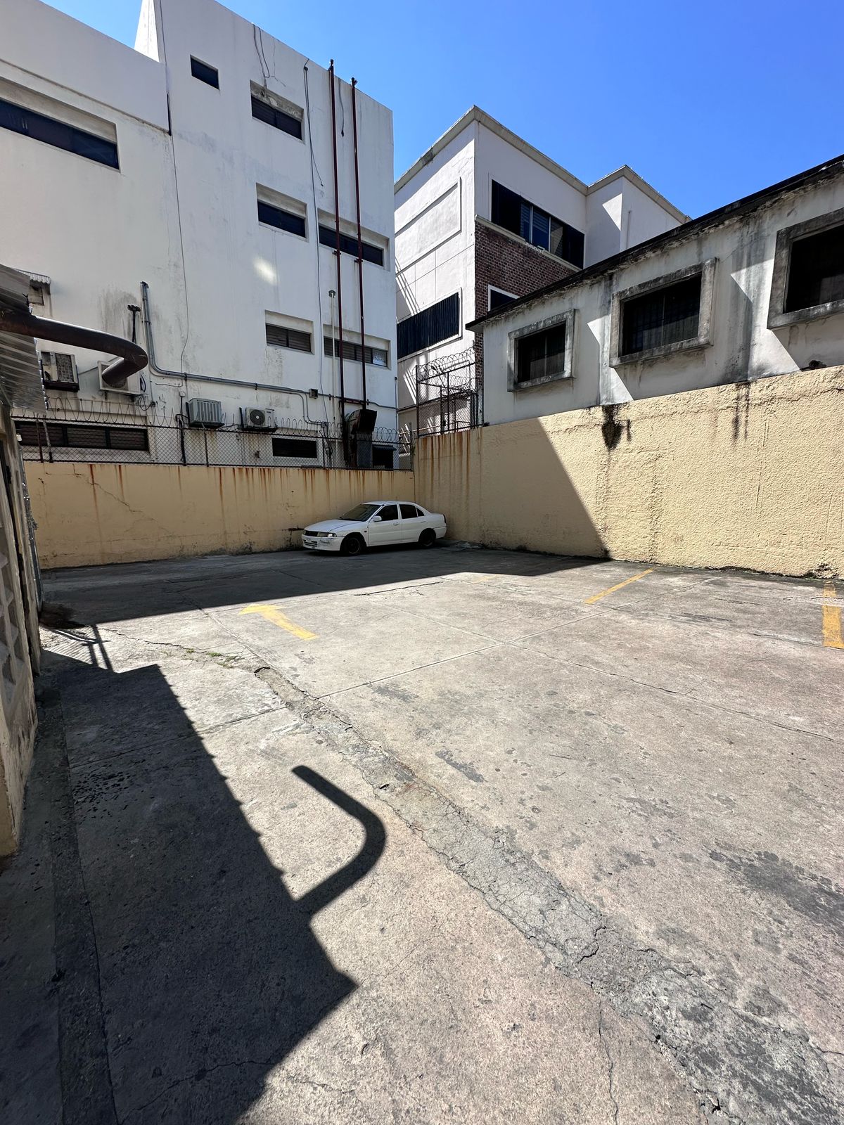 oficinas y locales comerciales - Local comercial en alquiler 1er nive Av Churchill  4