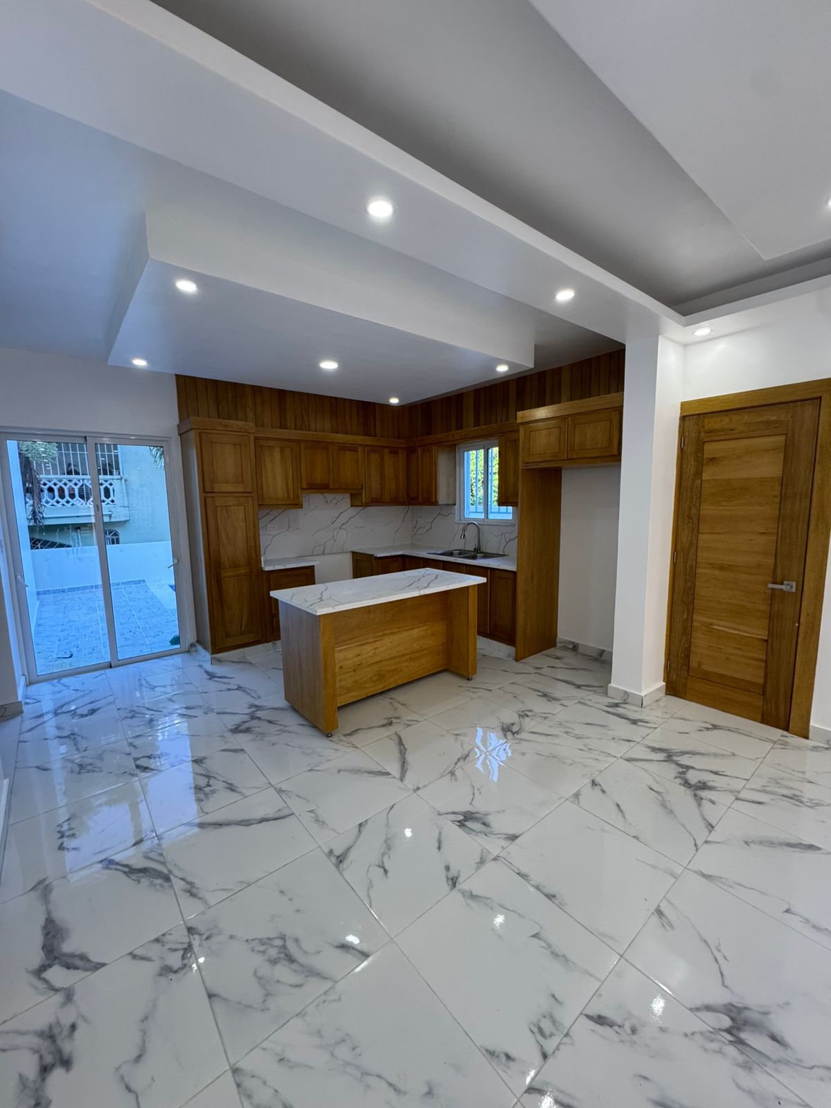 casas - casa moderna totalmente nueva, pocos minutos del malecón y centro de la ciudad  2